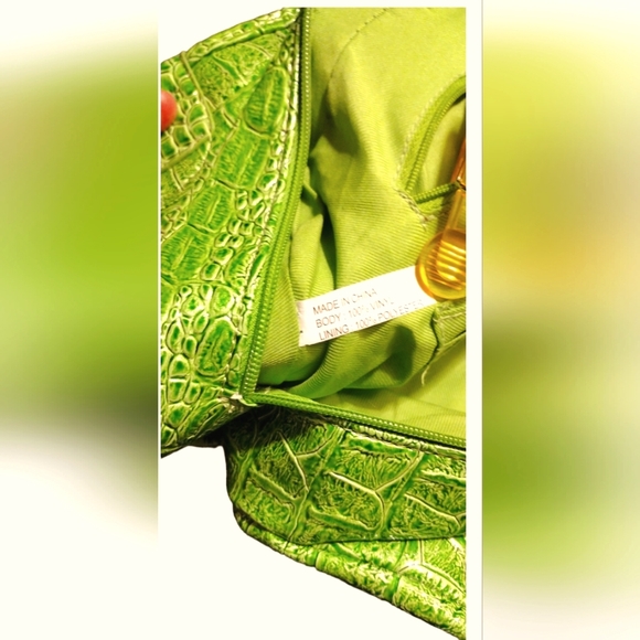 Green crocodile embossed vinyl shoulder bag - Picture 2 of 11